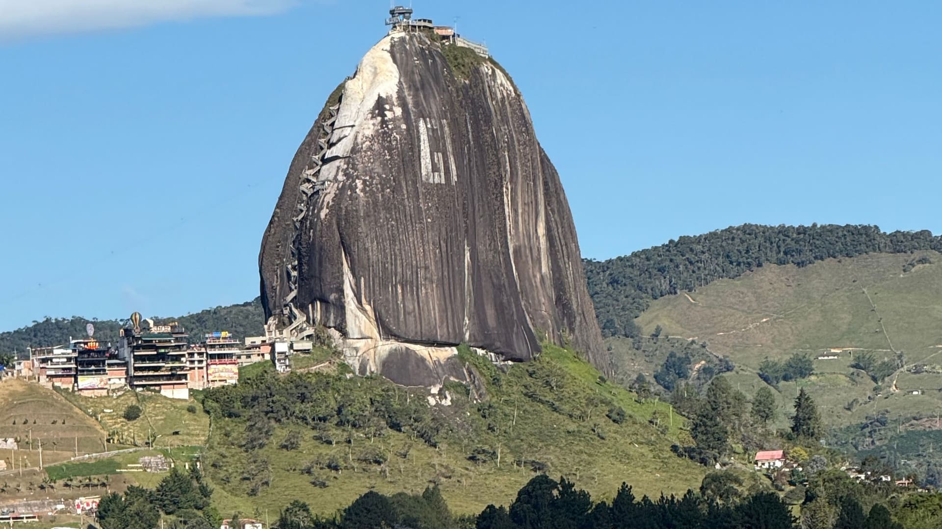 La Piedra del Peñol sobre el embalse de Guatapé